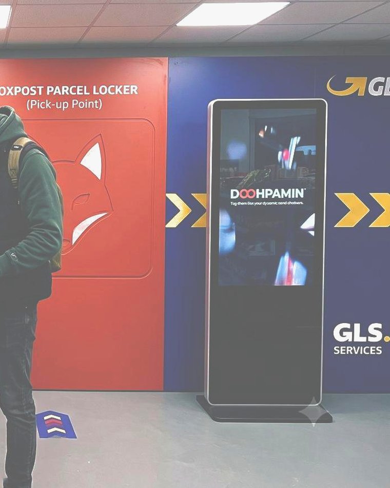 55 hüvelykes DOOHPAMIN totemkijelző FoxPost és GLS csomagpontok mellett
